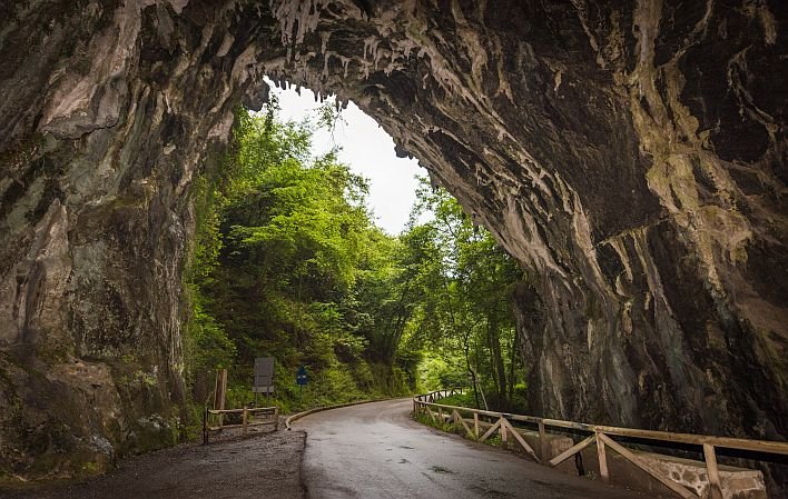 Las Cuevas del Agua es un pequeño pueblo asturiano que para acceder a él se debe atravesar un túnel llamado “La Cuevona”