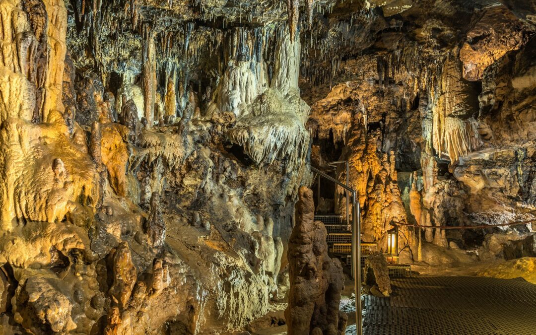 La Cueva de los Enebralejos, en Segovia, podemos encontrar un increíble conjunto de estalactitas, estalagmitas, coladas y columnas, y un magnífico legado de la Edad de Bronce