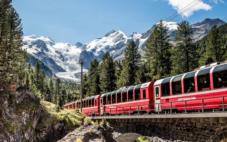 El Bernina Express es un tren histórico que cruza los Alpes