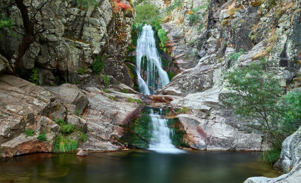 La Cascada del Purgatorio, en la Sierra de Guadarrama, se puede descubrir siguiendo parte del histórico camino de Madrid
