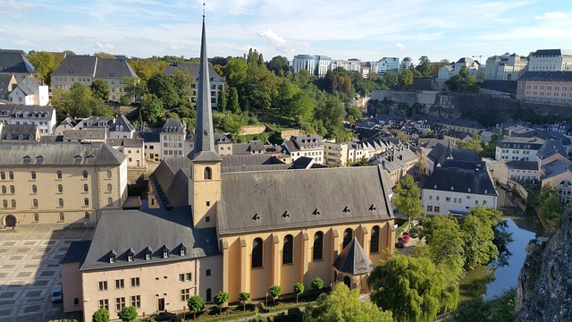 Visitar por primera vez la Ciudad de Luxemburgo, capital del país, es descubrir un gran tesoro cultural, histórico y natural