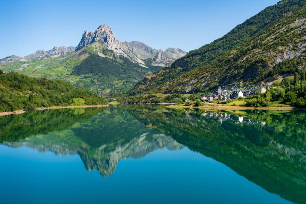 El bonito pueblo de Lanuza, en Huesca, ha sido rescatado a orillas de las aguas del embalse convirtiéndose en uno de los pueblos más bonitos de Aragón