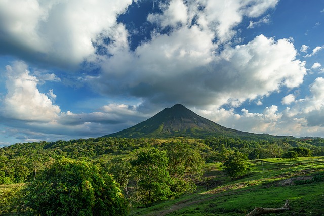 El Parque Nacional Volcán Arenal, Costa Rica, posee un gran valor paisajístico y natural que se puede conocer recorriendo alguno de sus senderos