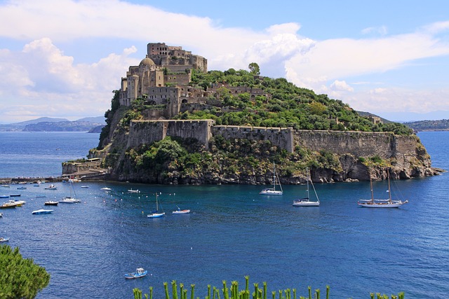La Isla de Ischia, en el corazón de la Costa Amalfitana, es uno de los rincones más bellos del Golfo de Nápoles