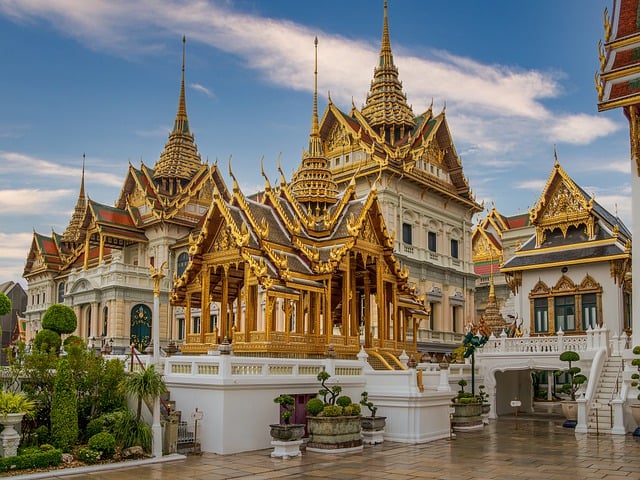 Bangkok, la vibrante capital de Tailandia, es una ciudad que combina tradición milenaria con modernidad vertiginosa