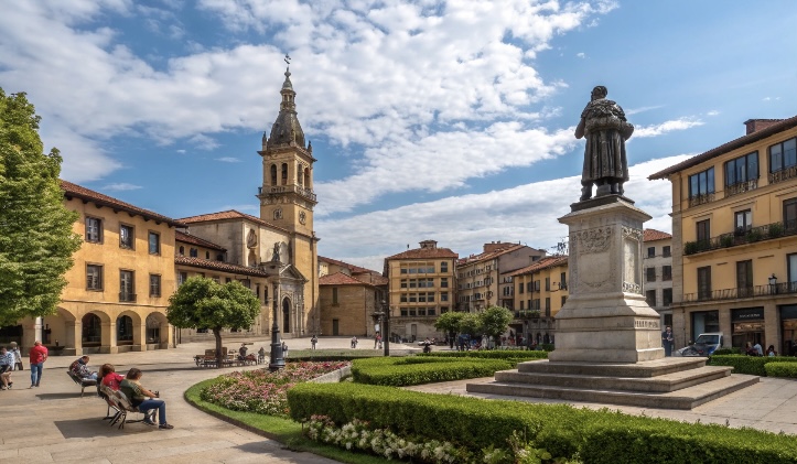 Uno de los mayores atractivos de Oviedo es su casco antiguo, un laberinto de calles peatonales repletas de historia