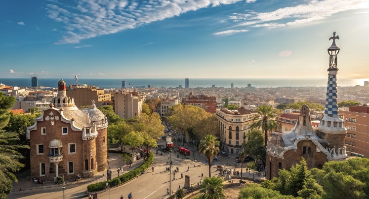 Barcelona es una ciudad que atrapa al visitante, cuenta con una gran cantidad de lugares de interés turístico que reflejan su rica historia y cultura