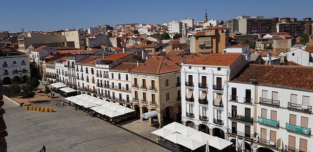Pasear por las calles empedradas del casco antiguo de Cáceres es sumergirse en siglos de historia