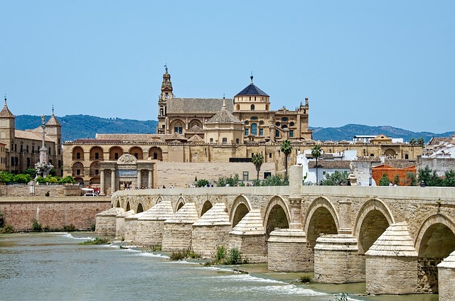Situada a orillas del río Guadalquivir, en el corazón de Andalucía, Córdoba es una de las ciudades más fascinantes de España