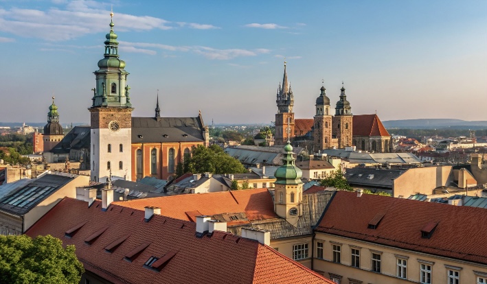Ubicada a orillas del río Vístula, Cracovia es una de las ciudades más antiguas, bellas y emblemáticas de Polonia