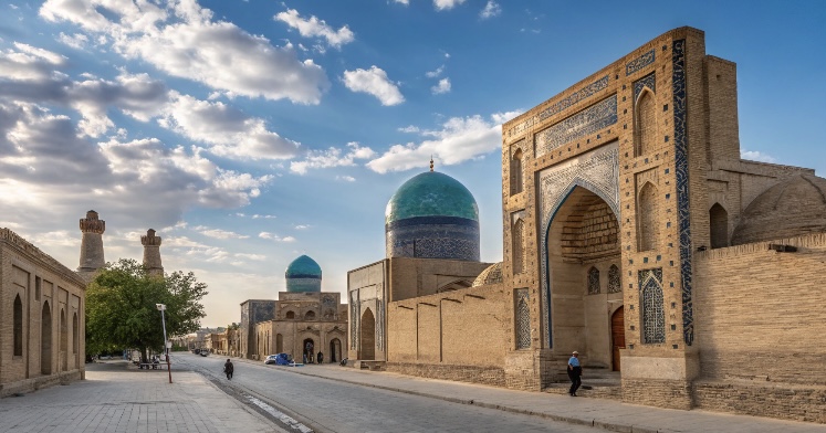 Ubicada en el desierto de Kyzyl Kum, al suroeste de Uzbekistán, Bukhara es una de las ciudades más antiguas y fascinantes de Asia Central