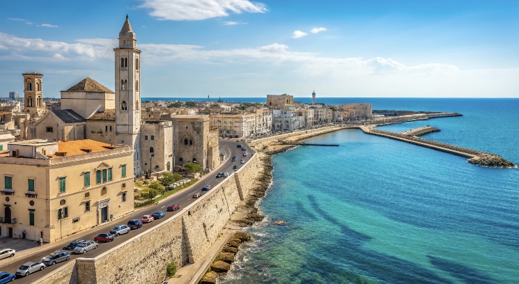 Capital de la región de Puglia, en el sur de Italia, Bari es una ciudad vibrante que combina el encanto de su centro histórico con la modernidad de su puerto y su animada vida social