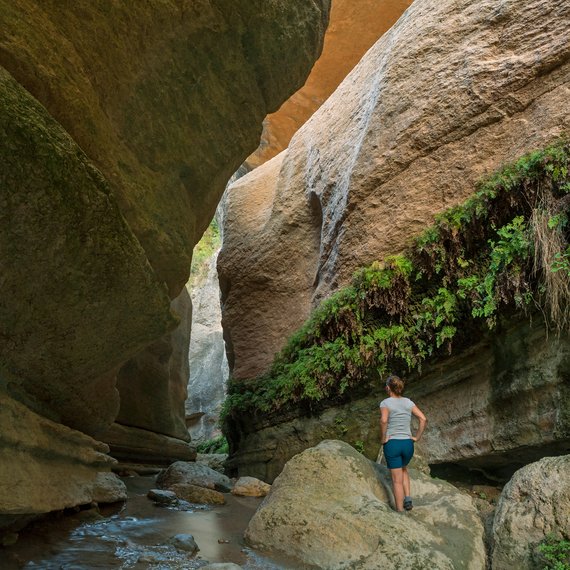 El Barranco de la Luna, también conocido simplemente como Barranco Luna, es uno de los tesoros naturales más sorprendentes y fotogénicos de la provincia de Granada