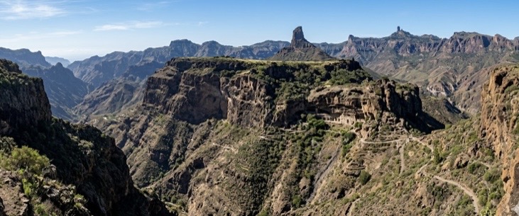 El paisaje que rodea Risco Caído es igualmente impresionante