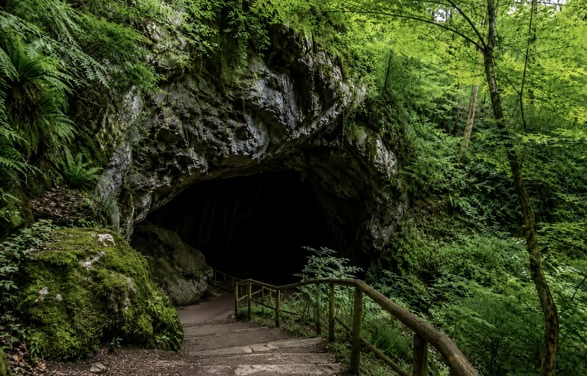 Zugarramurdi, un pequeño pueblo situado en el norte de Navarra, reúne ambas cualidades de forma extraordinaria