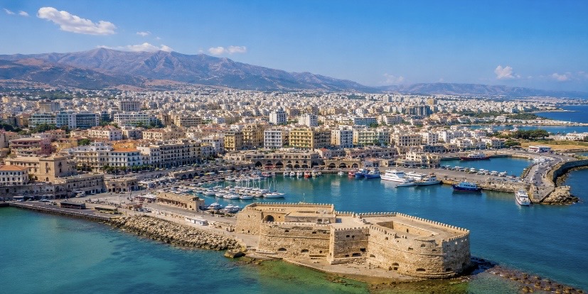 Situada en la costa norte de la isla de Creta, Heraclión es una ciudad vibrante que combina el encanto del Mediterráneo con algunos de los tesoros arqueológicos más importantes del mundo