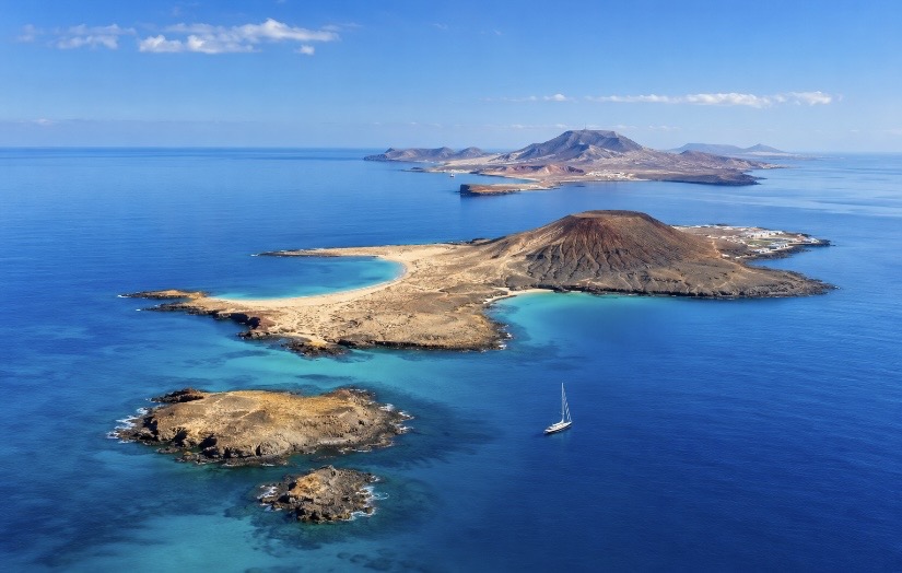 Desde el encantador Archipiélago Chinijo, explorando los rincones e islotes más vírgenes de La Graciosa por mar, hasta la sobrecogedora belleza volcánica de La Geria